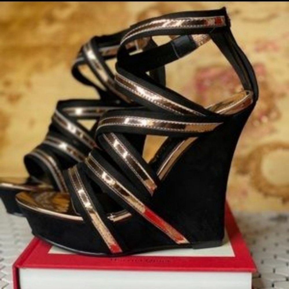 SANDALS STRAPPY WEDGE